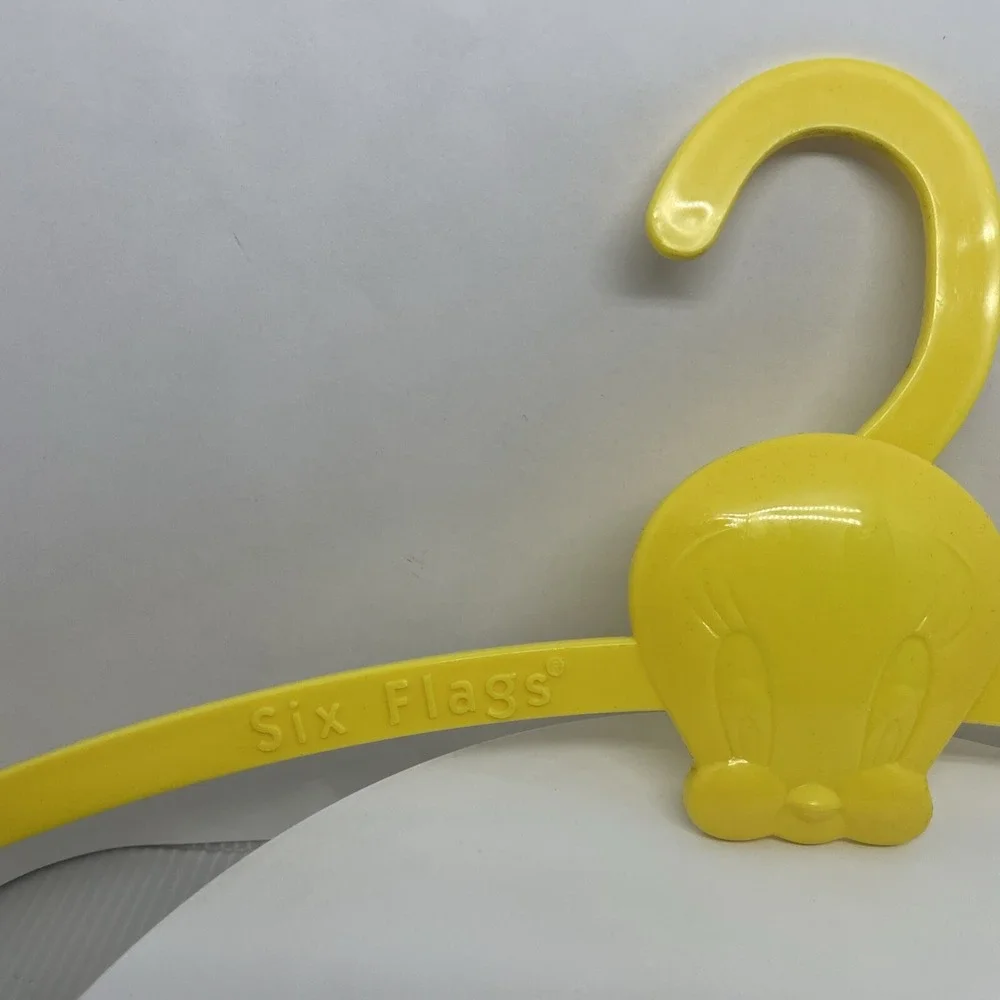 Tweety Bird Hanger Six Flags Magic Mountain Souvenir Warner Brothers 1998Plastic